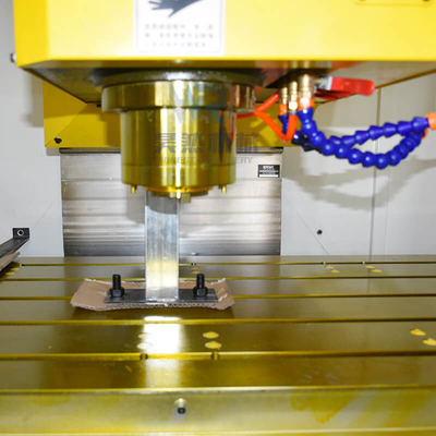4 sumbu Pusat Permesinan Horizontal Kecil Pusat Penggilingan Vertikal CNC Vmc1370